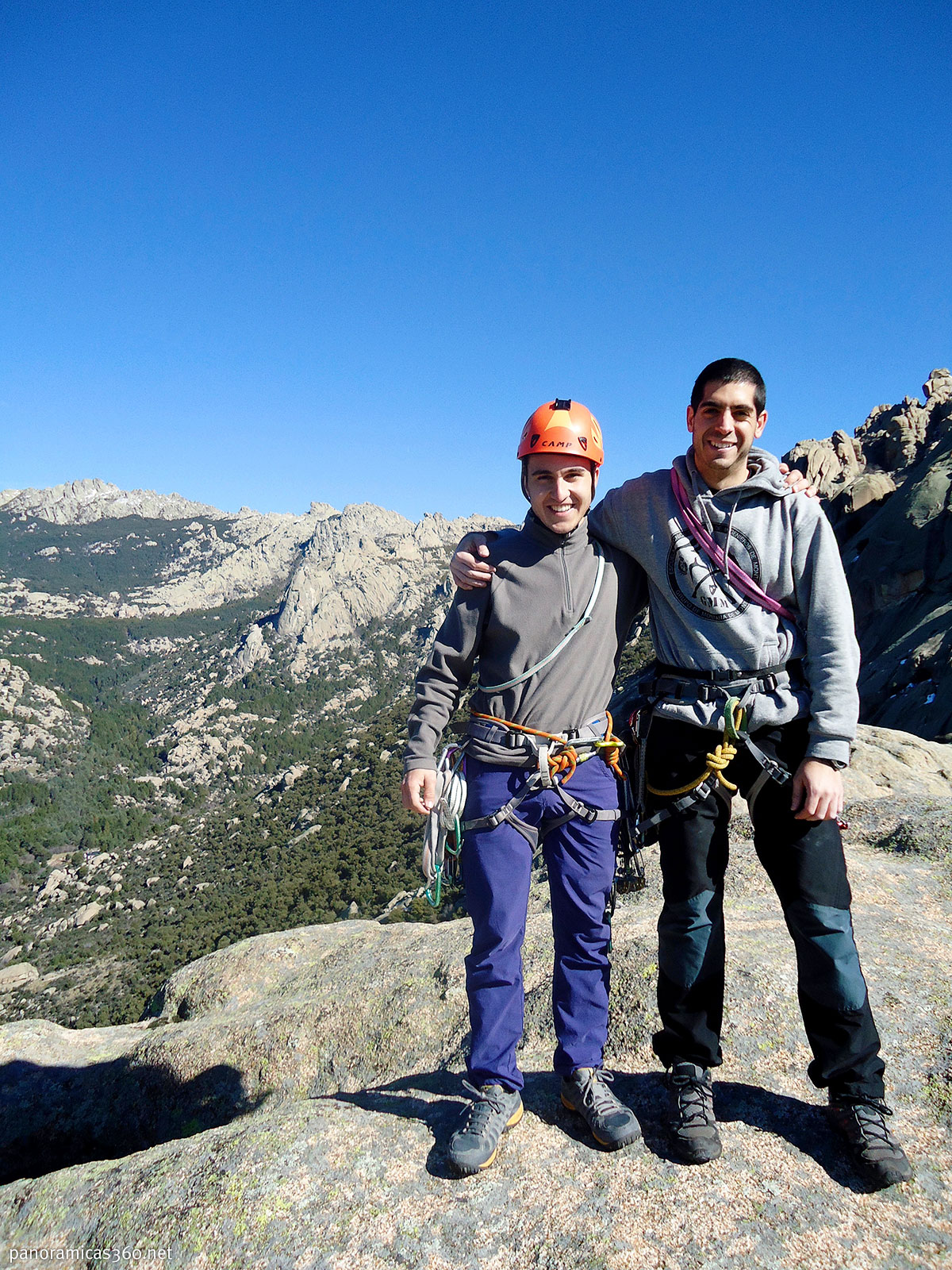 Mis compañeros de escalada Sergio y Miguel en la cumbre de Peña Sirio