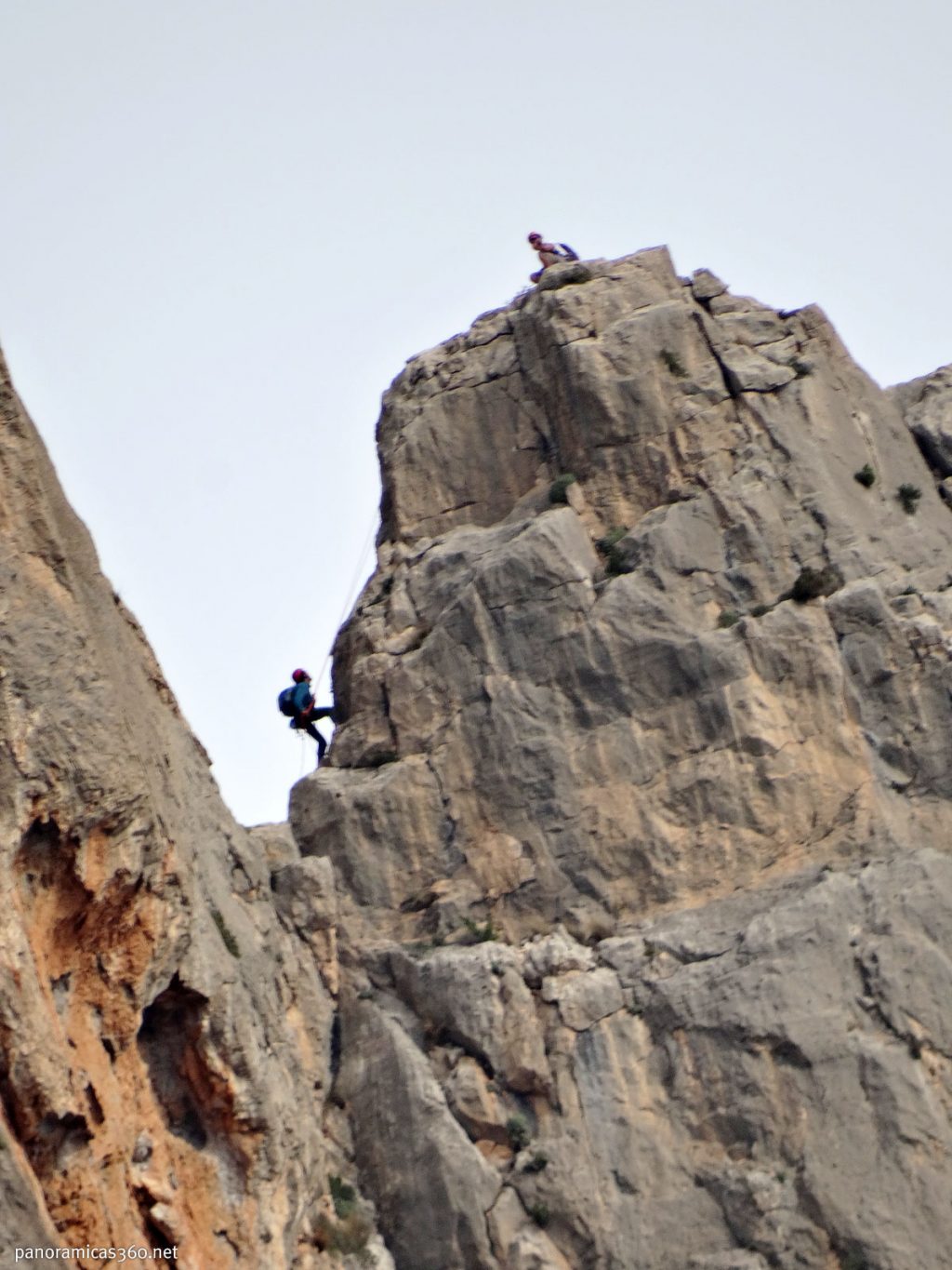 Dos escaladores en el rapel de la arista Aristóteles