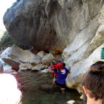 Cruzando el arroyo Tornillos de Gualay en Cazorla
