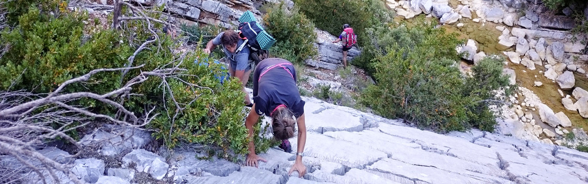Destrepando hacia el arroyo de Tornillos de Gualay