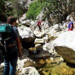 Cruzando el arroyo de los Tornillos de Gualay