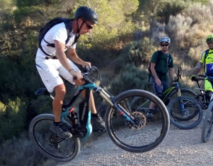 Bicicleta de montaña en Xorret de Catí. Alex en un pequeño salto