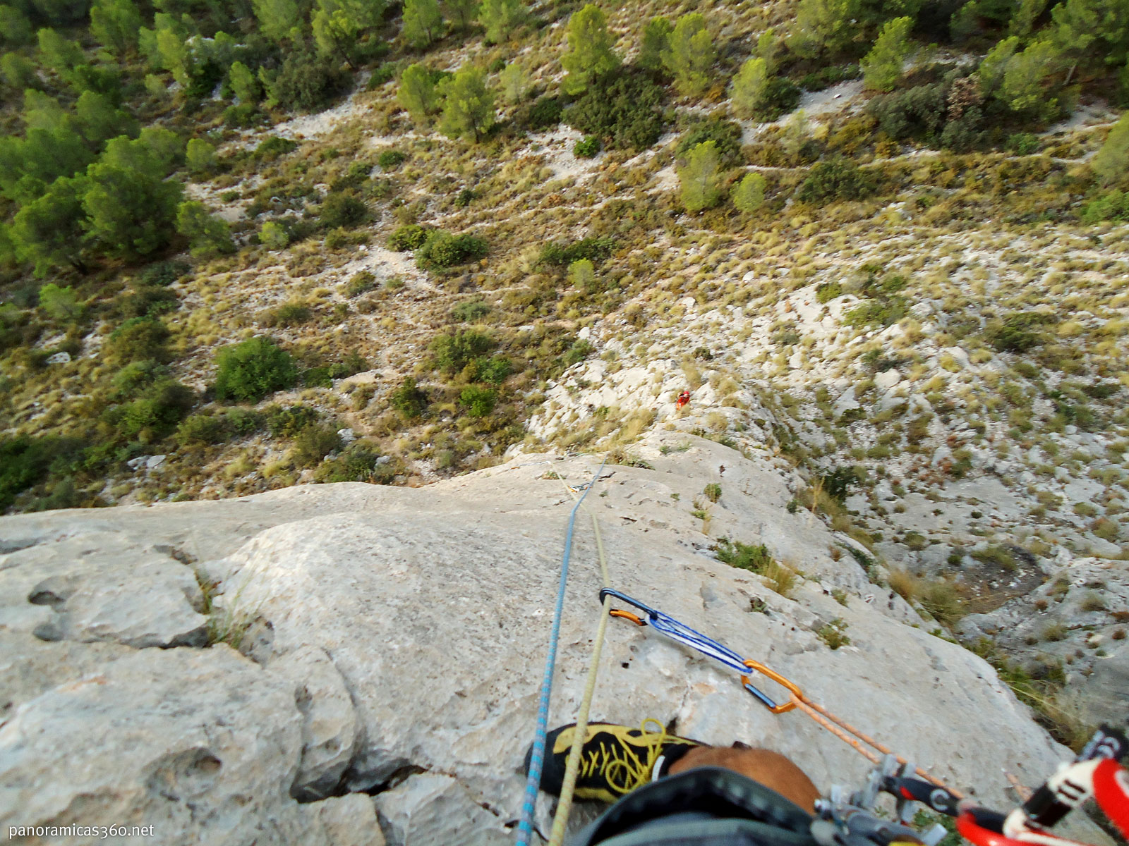 Terminando el segundo largo del Espolón Pertemba en el Peñón Divino