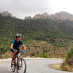 En bicicleta de montaña junto a la cresta dels Castellets, Alicante