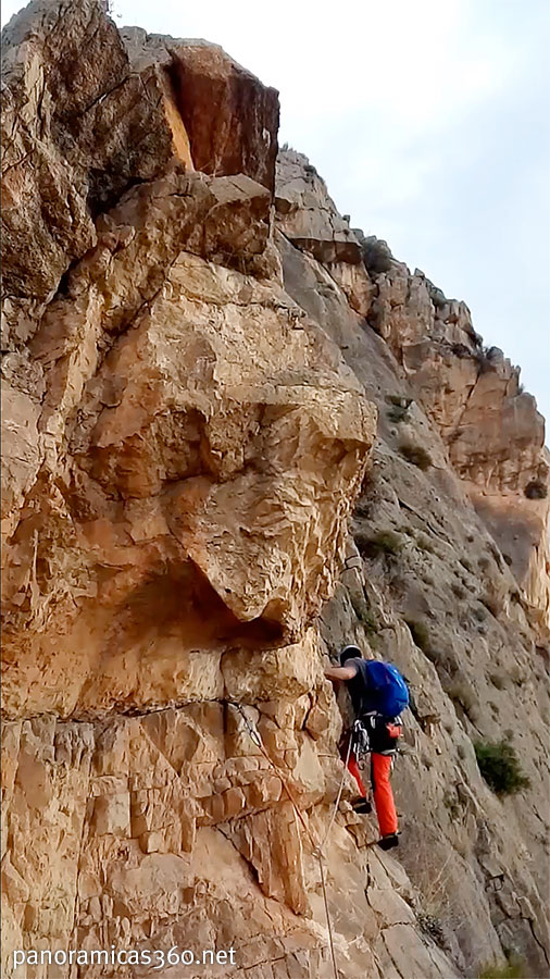 Escalando el cuarto largo de la Arista del Pequeño Cervino