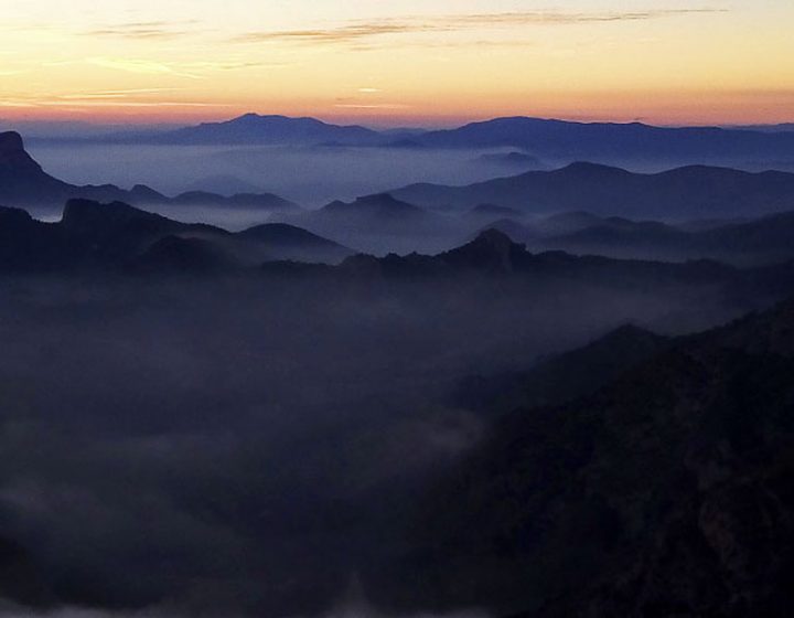 La sierra del Cid con un hermoso mar de nubes desde el Maigmó