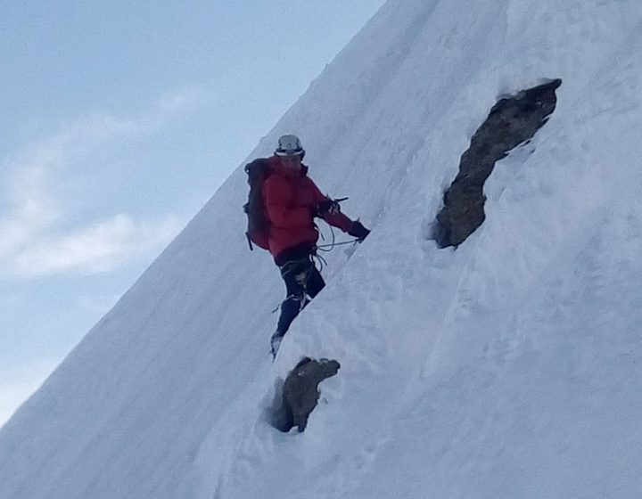 Sento en la pala de nieve del barranco del Diablo de Sierra Nevada por la que se desvío