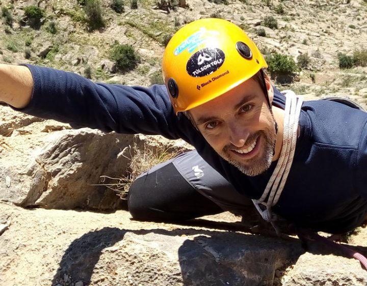 Escalando la vía Efecto 2000 en la Pared Negra de Orihuela