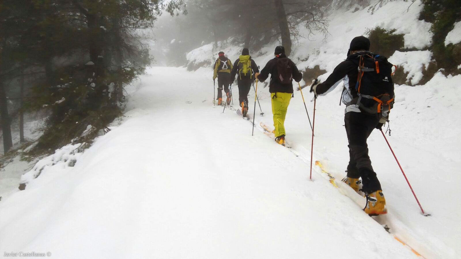 De delante a atrás Anaya, yo, Roy y Mercuri haciendo esquí de montaña en Alicante. Sierra de Aitana