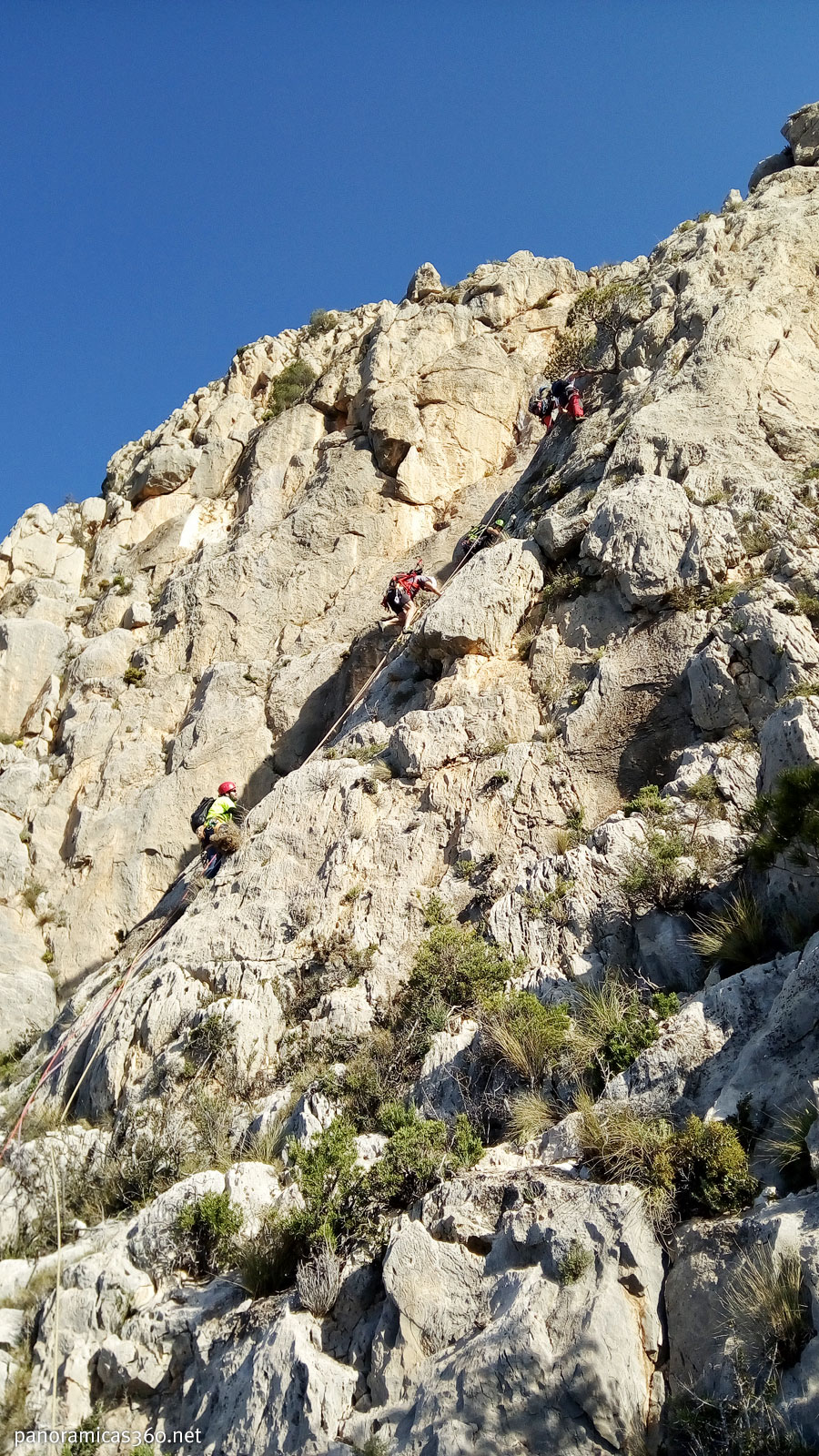 Escalando el sexto largo de la vía Ángel Cerrillo en el Puig Campana, Alicante