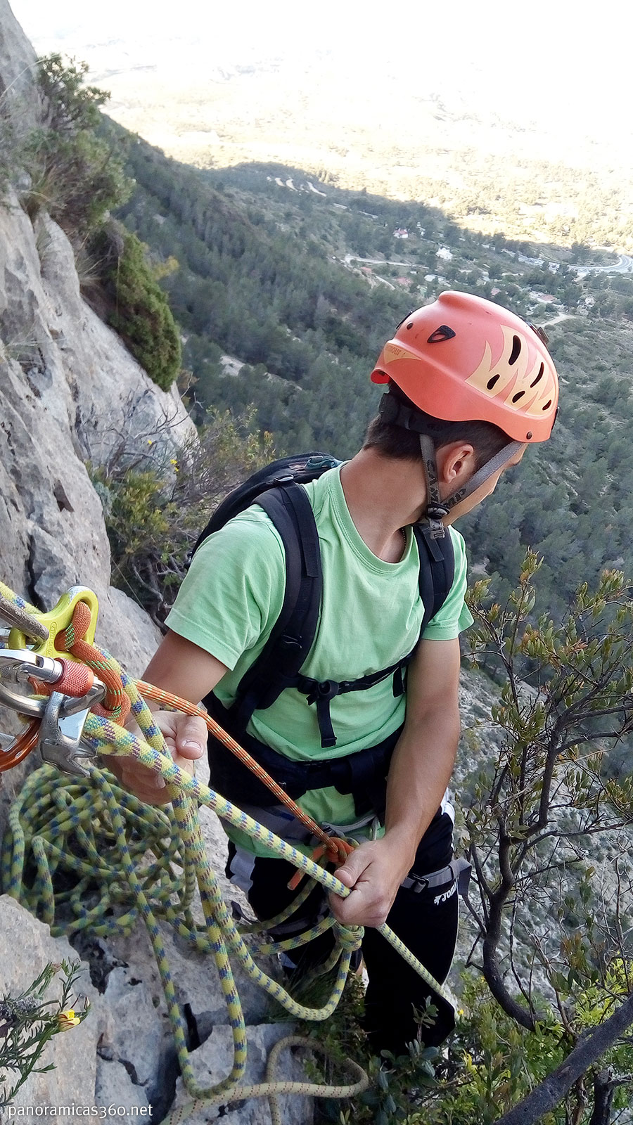 Sergio asegurando a Julio en la vía Universidad de Alicante en el Cabeçó d´Or