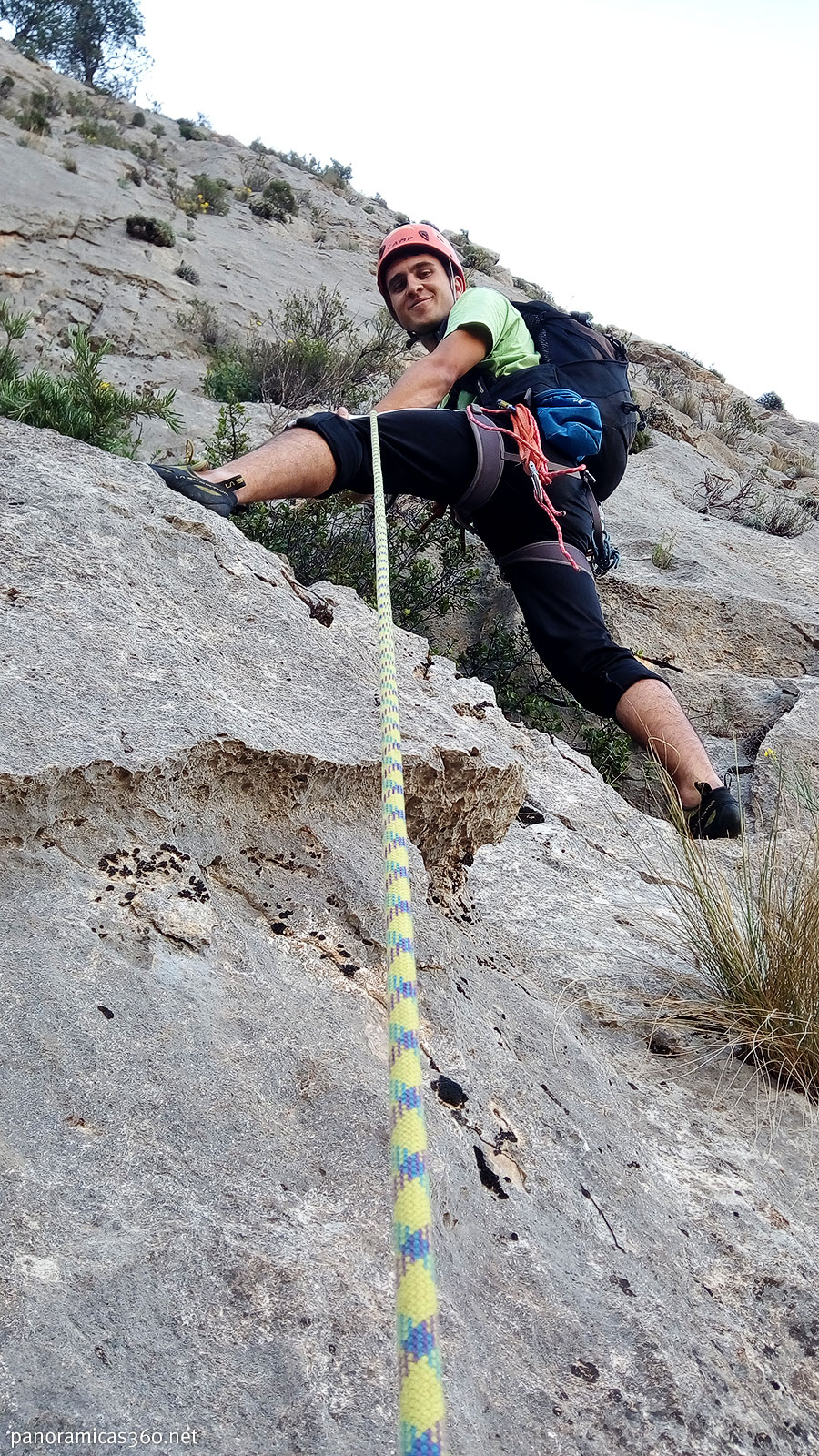 Sergio escalando la vía Universidad de Alicante en el Cabeçó d´Or