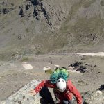Poli escalando la Arista de la Ruptura Democrática al Pico Juego de Bolos en Sierra Nevada. El río Valdecasillas en el fondo del valle varios cientos de metros más abajo