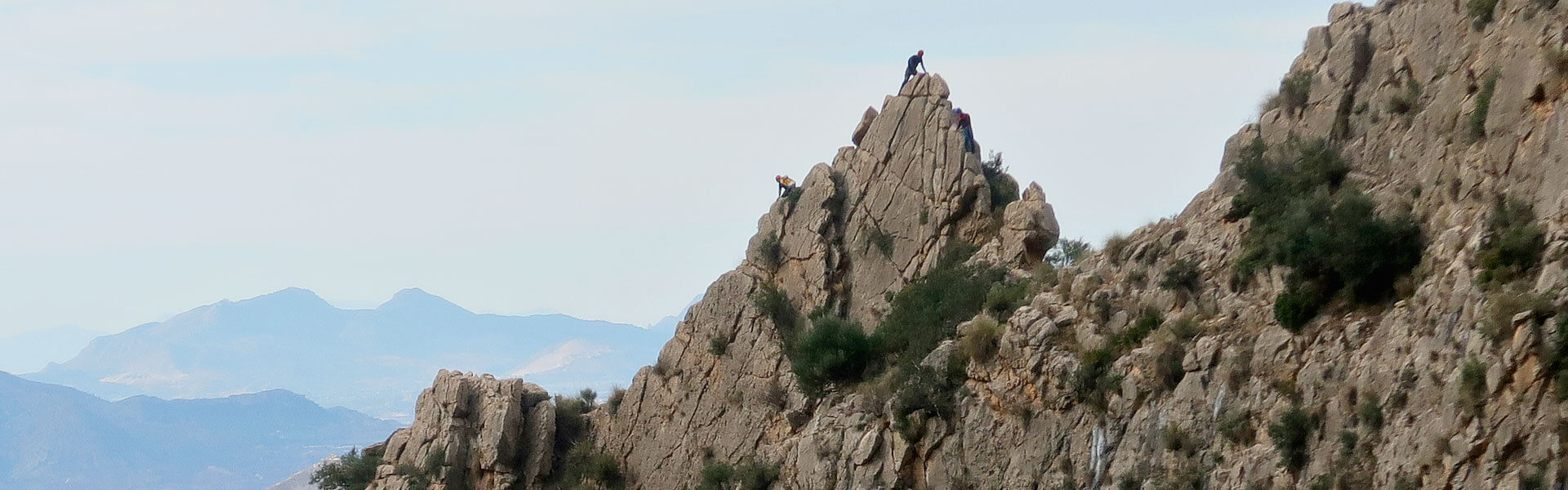 Montañeros en la cresta de l´Esquenall de l´Ase o cresta del Dinosaurio