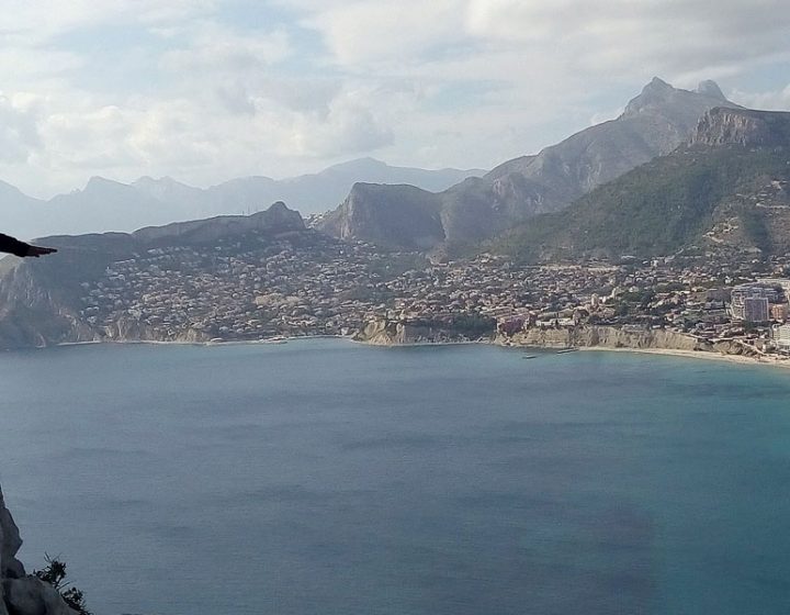 escalando la vía Pany en el Peñón de Ifach