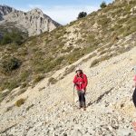 Senderismo en la sierra Serrella. Al fondo el Pla de la Casa