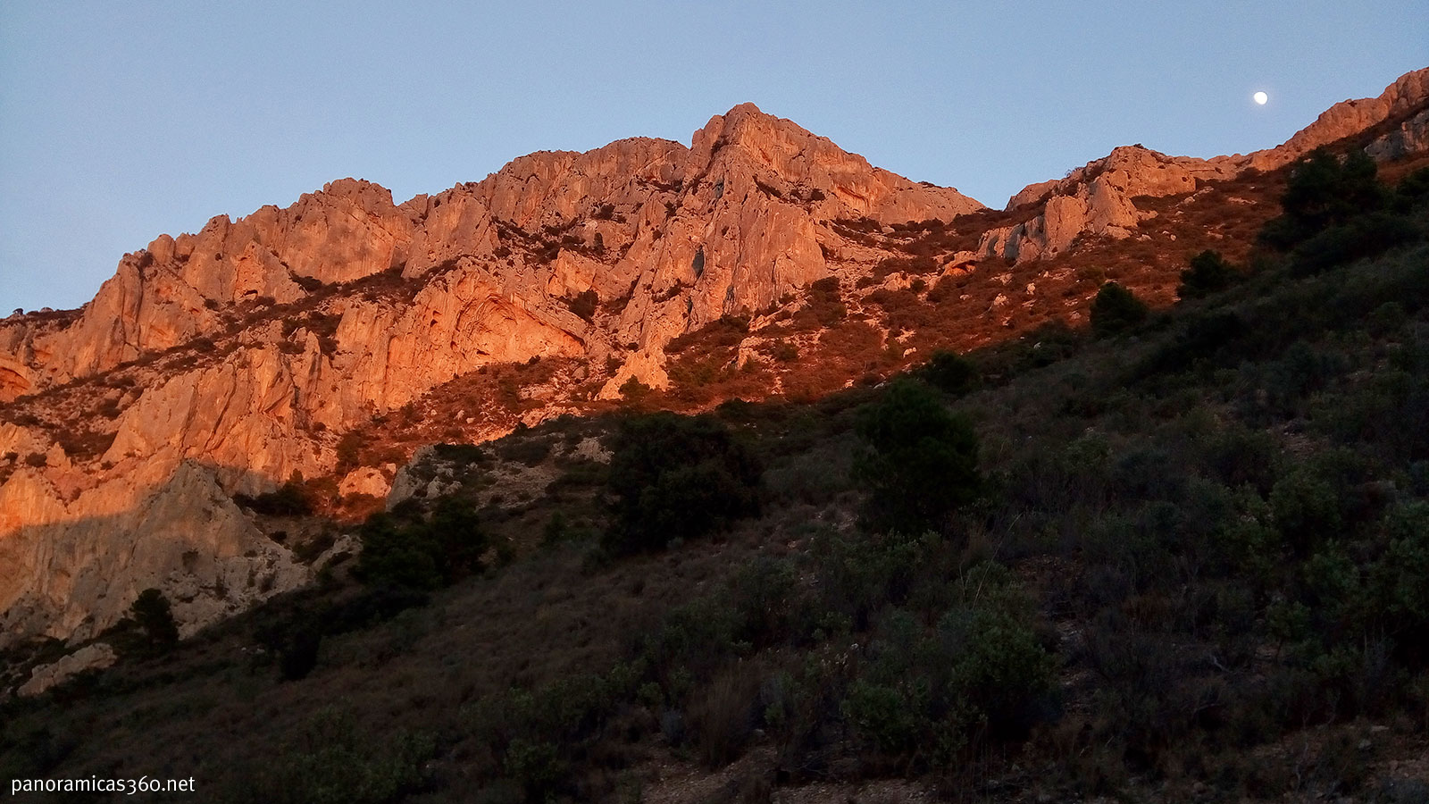 Atardecer en la bajada hacia el Racó de Seva en el Cabeçó d´Or