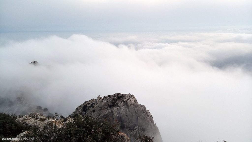 Nubes en la cumbre del Cabeçó d´Or