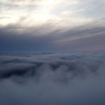 Mar de nubes en la cumbre del Cabeçó d´Or con las últimas luces del día