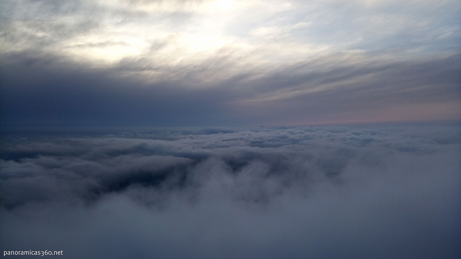 Mar de nubes en la cumbre del Cabeçó d´Or con las últimas luces del día