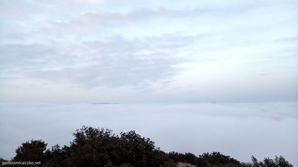 Mar de nubes en la cumbre del Cabeçó d´Or con Aitana y Puig Campana al fondo