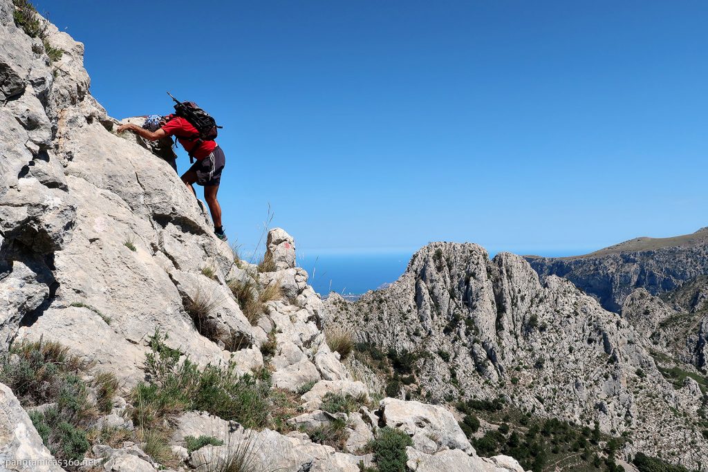 Romero en uno de los destrepes de Penya Roc con el Mediterráneo de fondo Romero en uno de los destrepes de Penya Roc con el Mediterráneo de fondo