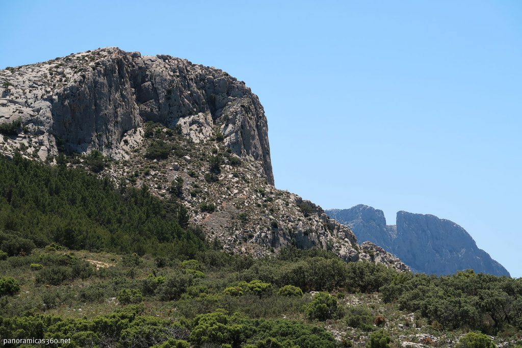 Puig Campana desde el barranco de Tagarina Puig Campana desde el barranco de Tagarina