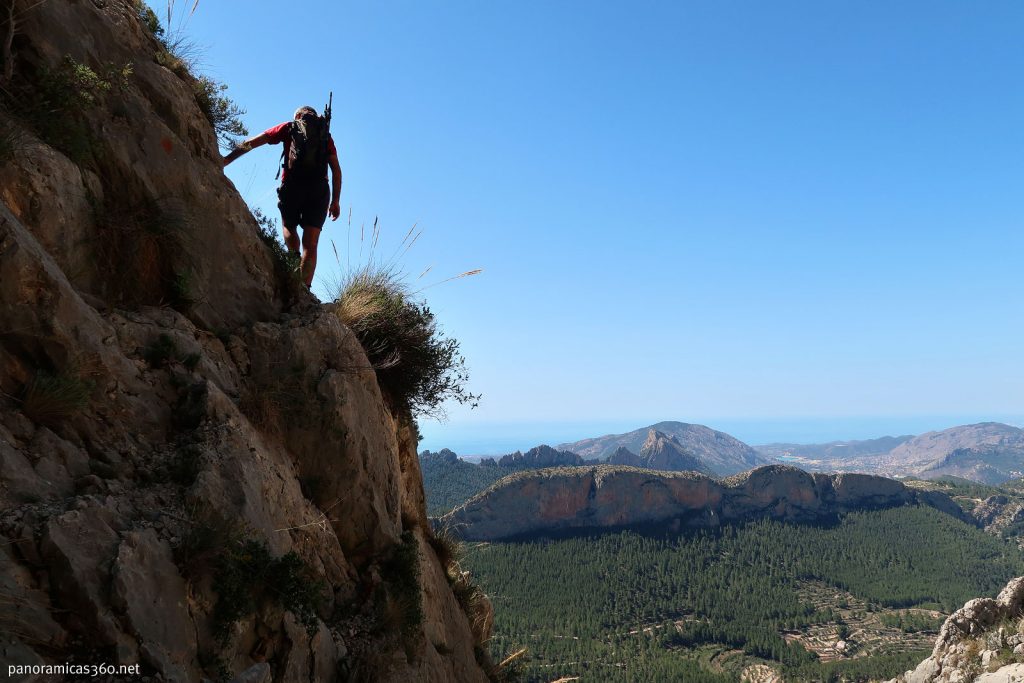 Romero en una de las trepas para subir al Peñón Divino Romero en una de las trepas para subir al Peñón Divino