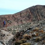 Óscar observa el barranc de la Coma de Riusec. El Montcalm al fondo