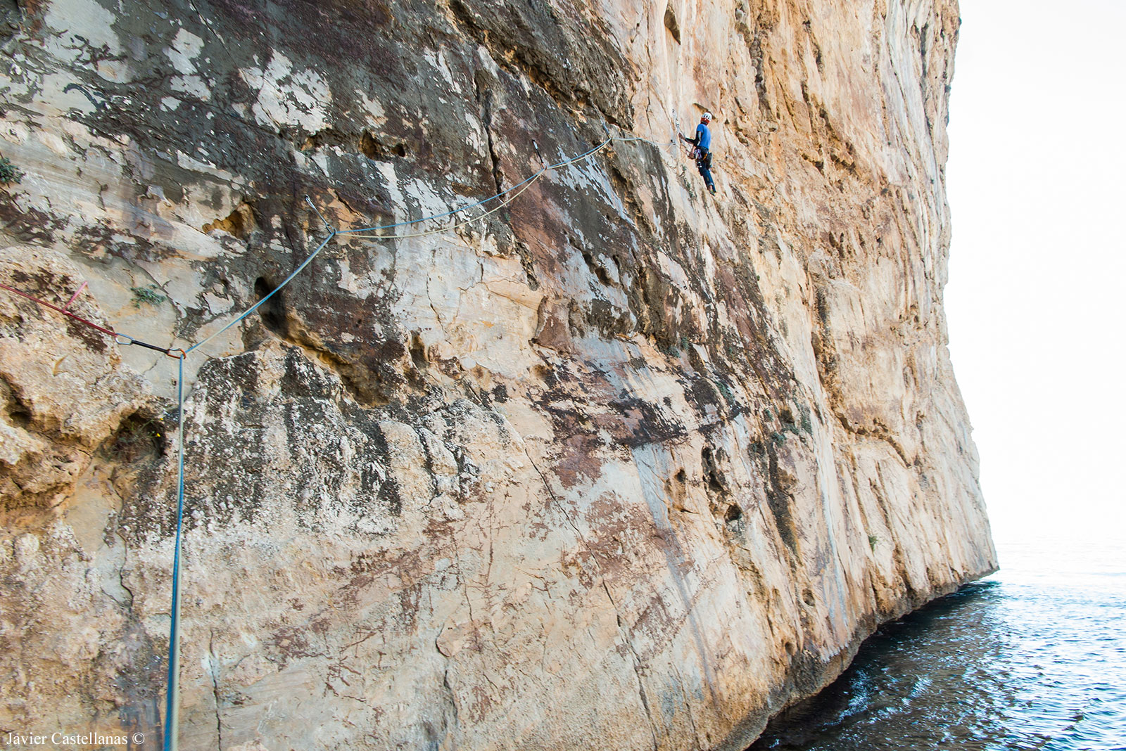 Escalando el primer largo de la vía El Dorado en el Racó del Corb (Sierra de Toix)