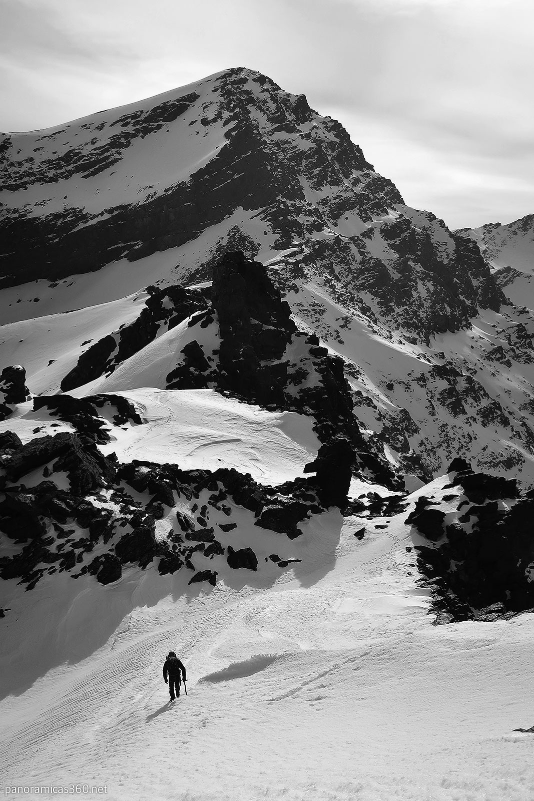 Alpinismo en Sierra Nevada. Raspa de los Acucaderos con la Alcazaba detrás