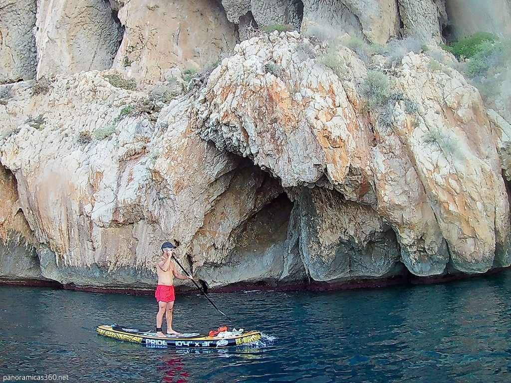 Javi en el paddle suf junto a las paredes de la Sierra de Toix
