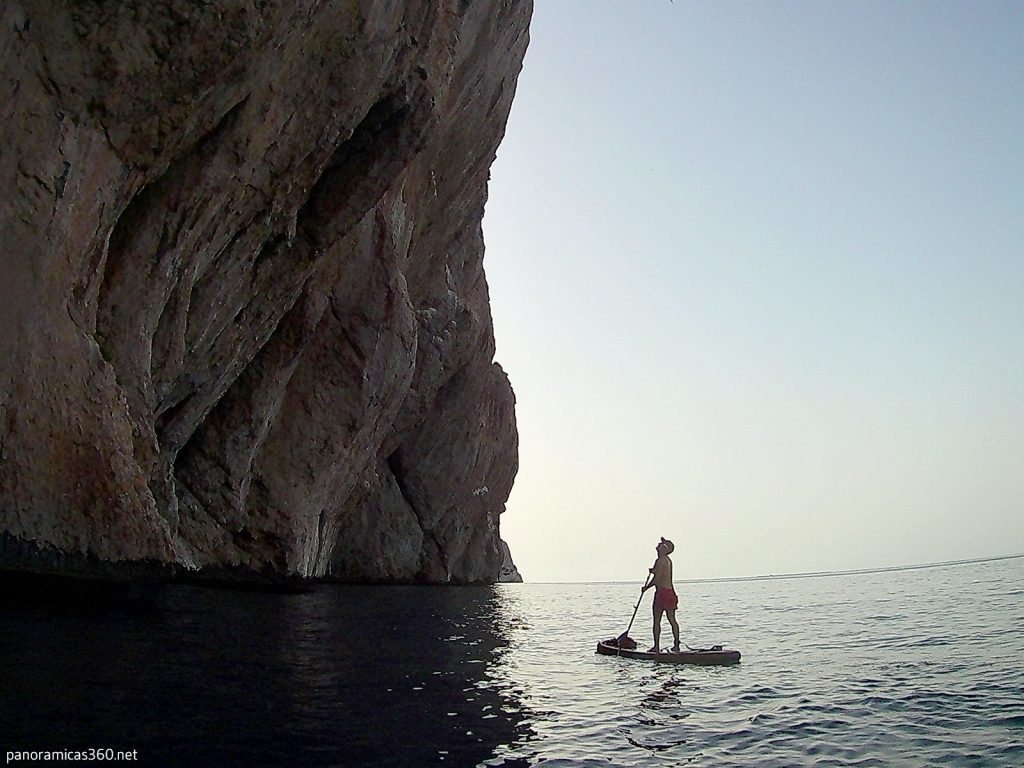 Observando los acantilados de la Sierra de Toix desde el paddle surf