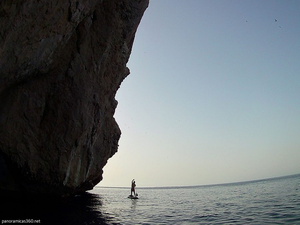 Paddle surf junto a los acantilados de la Sierra de Toix