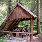 Descanso para comer e hidratarse bajo techado