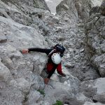 Trepas en terreno descompuesto para acceder al Besiberri Nord