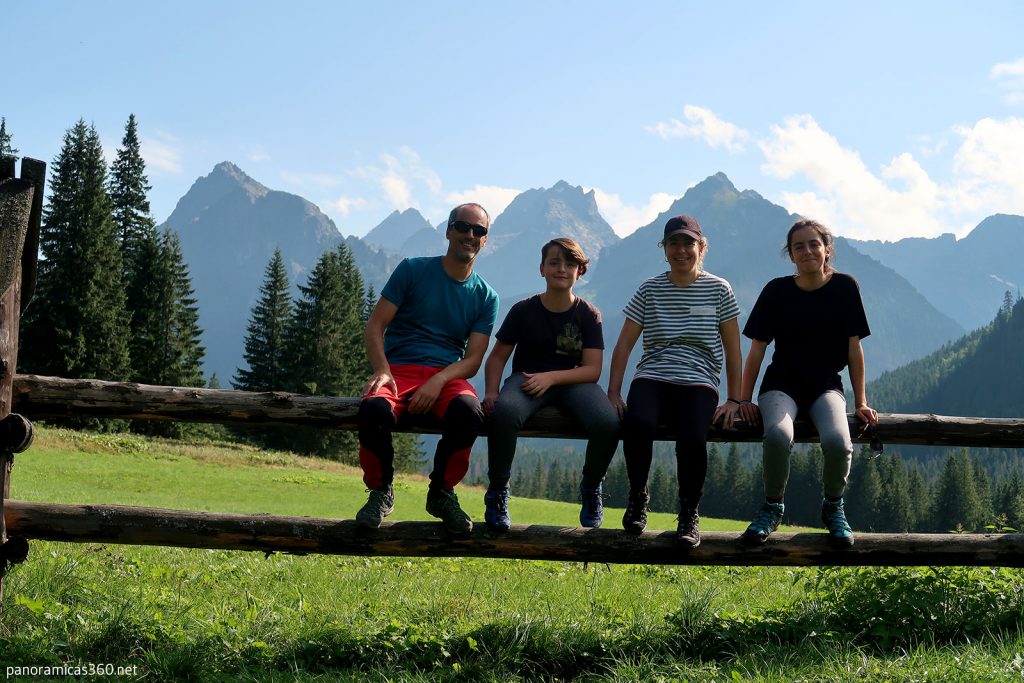 Foto de familia con algunos de los picos más altos de los Tatras al fondo