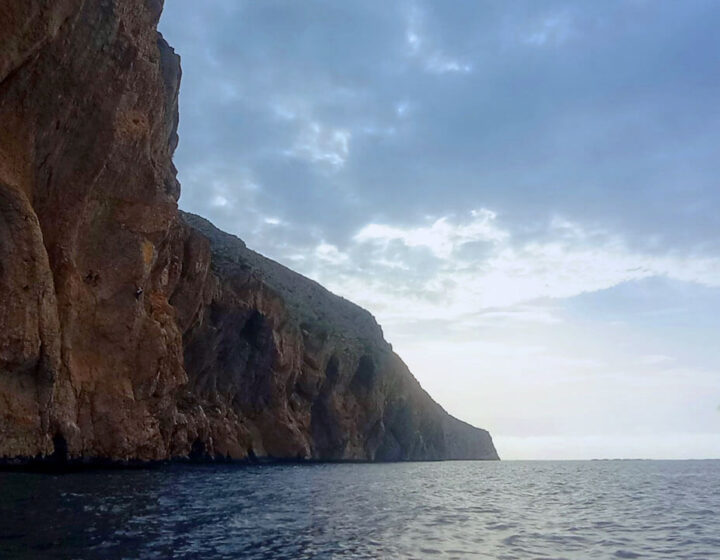 Paddle surf junto a los acantilados de la Sierra de Toix