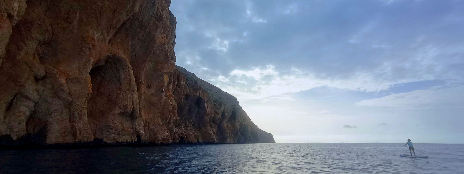 Paddle surf junto a los acantilados de la Sierra de Toix
