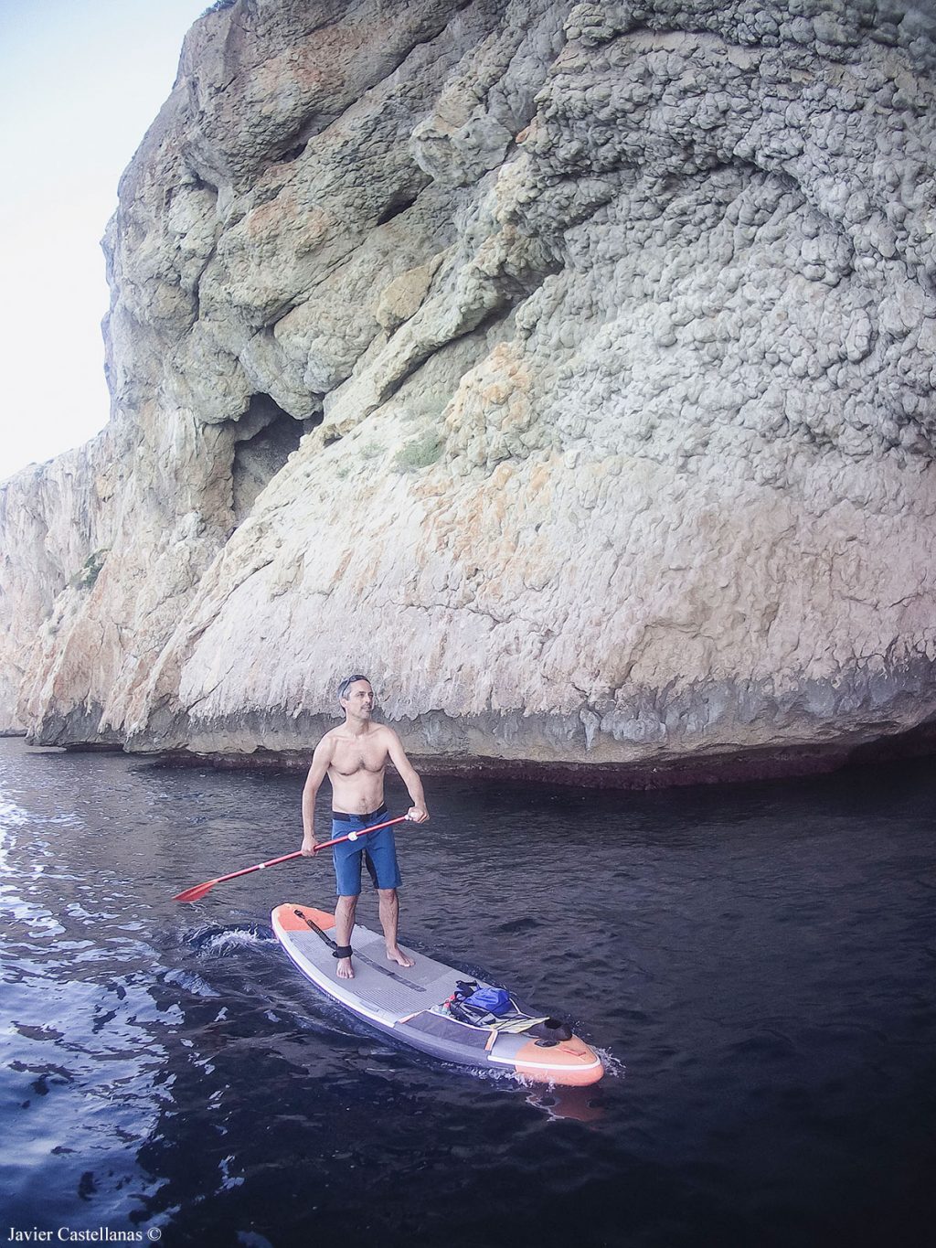Paddle surf junto a los acantilados de la sierra de Toix (Alicante)