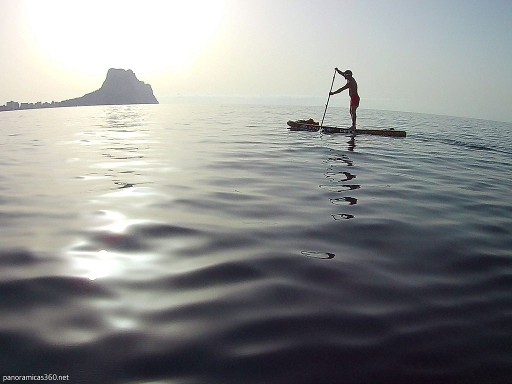 Paddle surf en la bahía de Calpe con el Peñón de Ifach de fondo