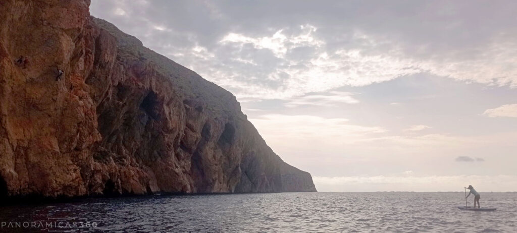 Cris remando hacia la Sierra de Toix