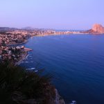 Anochece en la bahía de Calpe. Al fondo el Peñón de Ifach