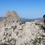 Sento caminando. Aún tenemos toda la cresta de Bernia por delante