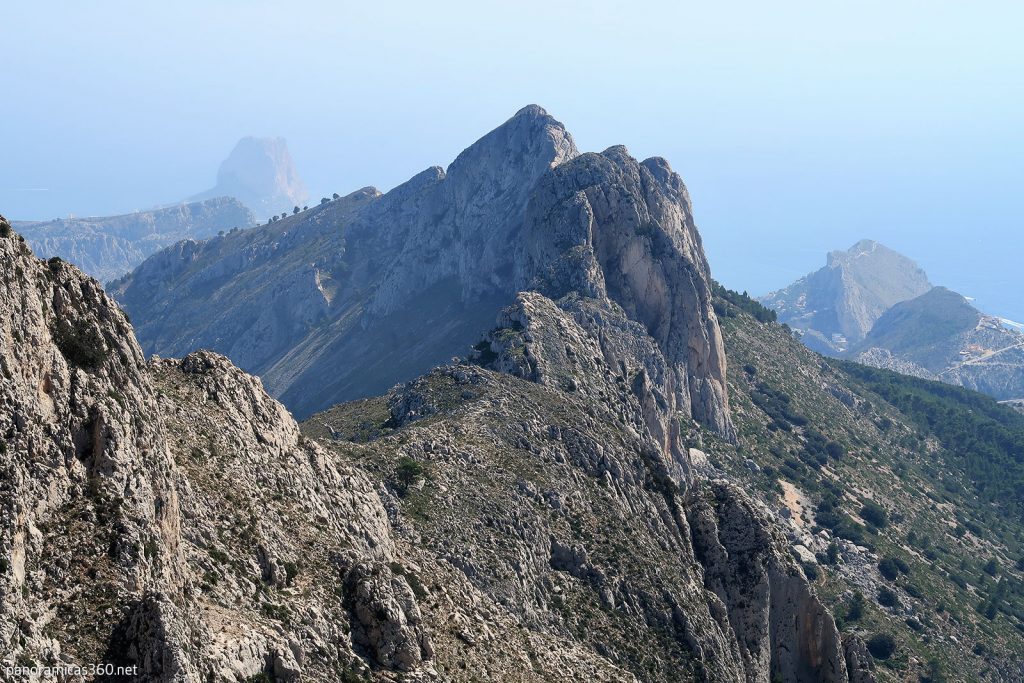 Sierra de Bernia y Peñón de Ifach al fondo