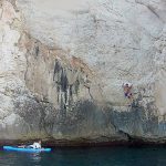 Simón observa a Javi hacer psicobloc en el Peñón de Ifach