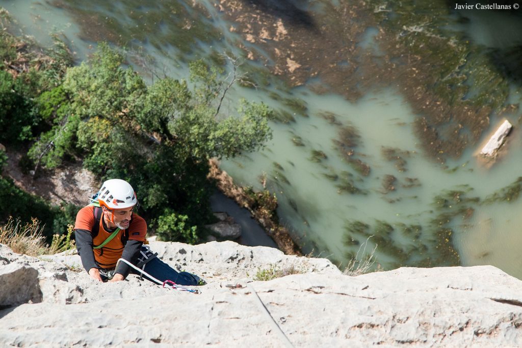 Escalando Pericondrio Tragal en la Pared del Estrecho, Montanejos