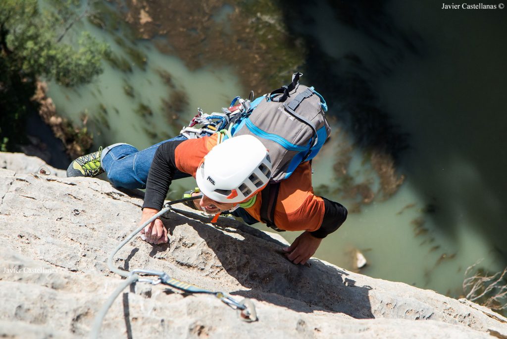 Escalando Pericondrio Tragal en la Pared del Estrecho, Montanejos
