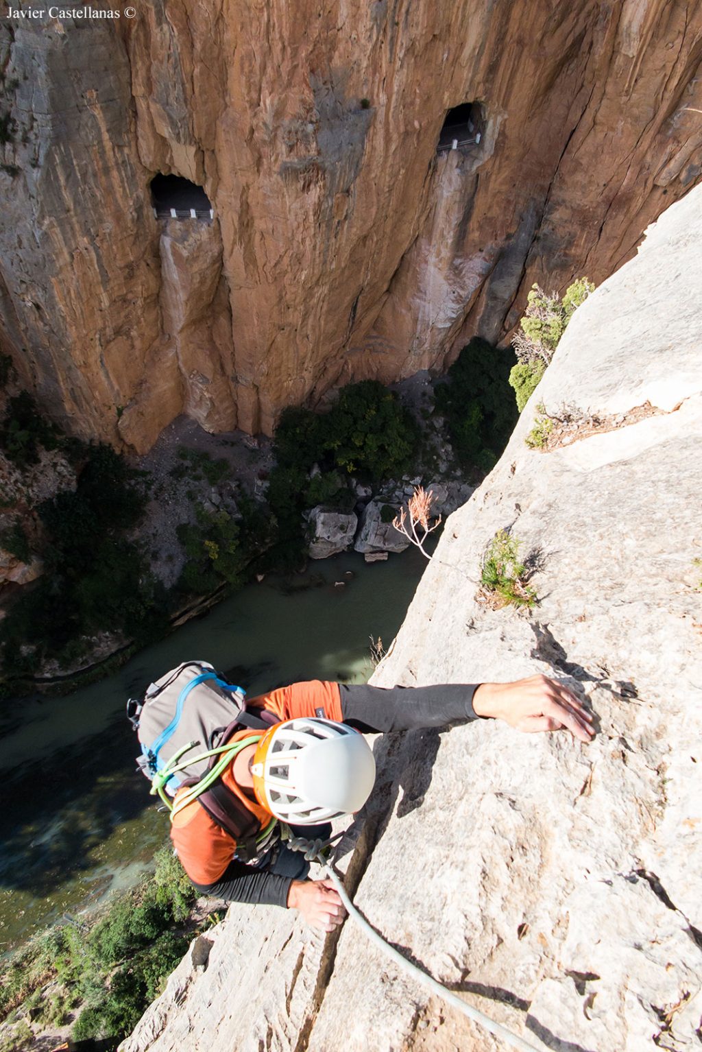Escalando Pericondrio Tragal en la Pared del Estrecho, Montanejos