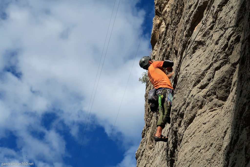 Javi en el tercer largo de Pericondrio Tragal, Pared del Estrecho, Montanejos